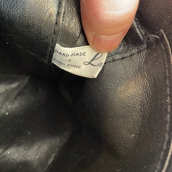 La Regale black beaded purse with strap and crown detail on the side - Picture 8 of 12